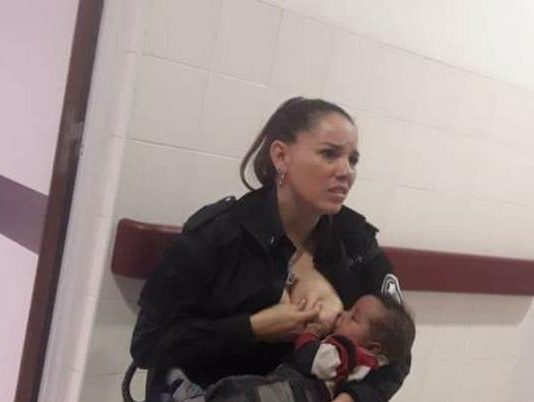 Argentina: Una mujer policía amamanta a un bebé ajeno que no paraba de llorar