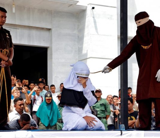 En Malasia dos lesbianas serán azotadas por mantener relaciones sexuales en el auto