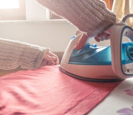 Una campaña para que las mujeres no planchen más la ropa