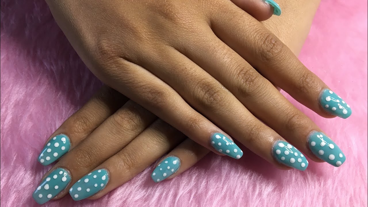Uñas con lunares 