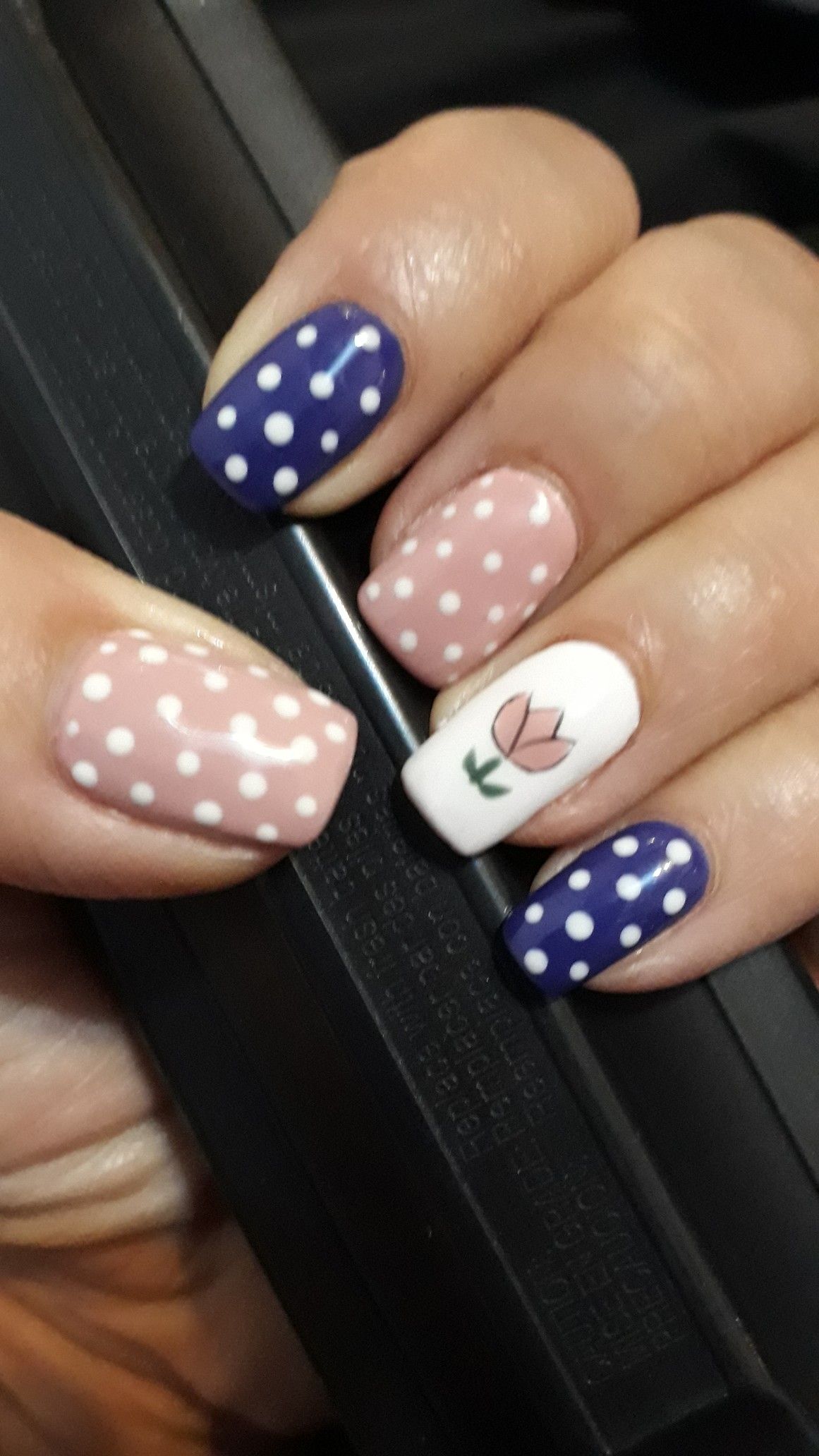 Uñas con lunares 