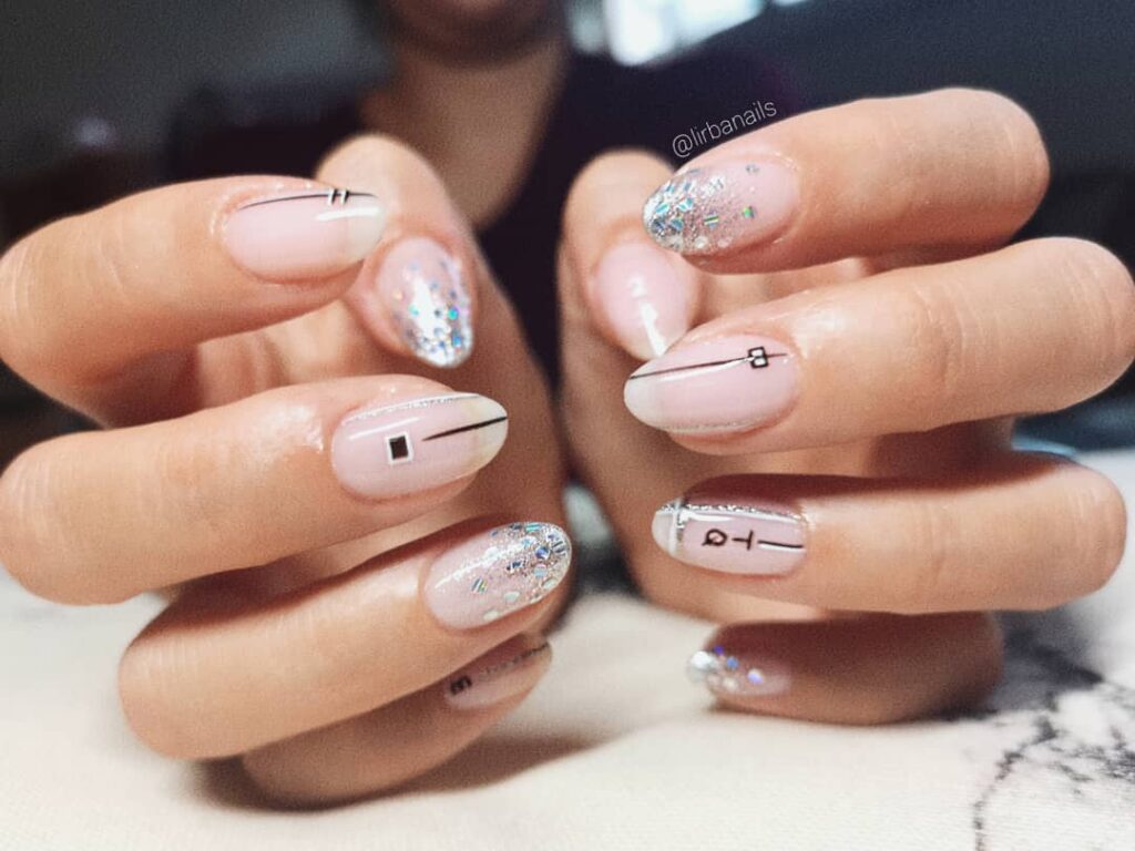 +22 Uñas decoradas con líneas [Diseños fáciles de hacer]