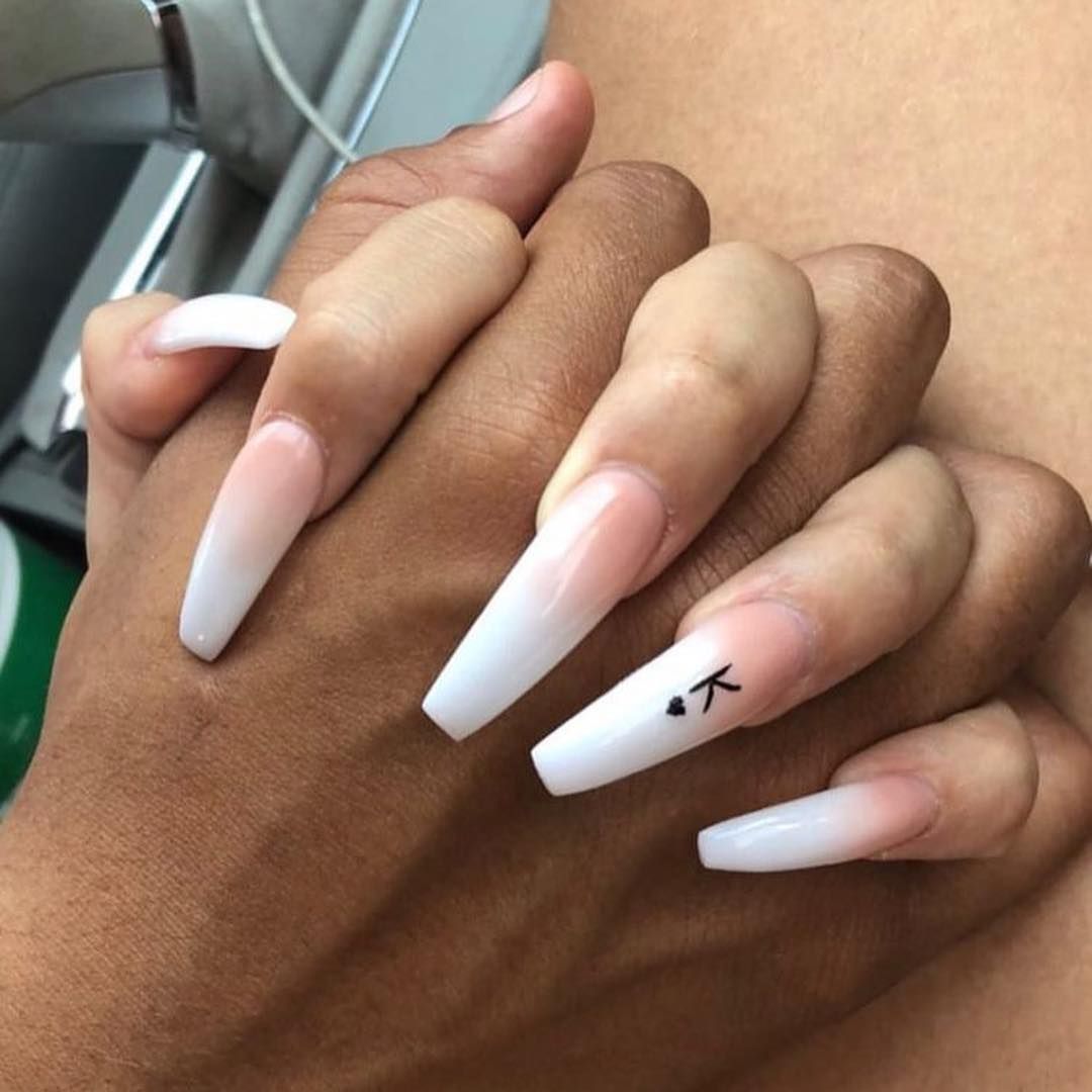 Uñas con iniciales Uñas con iniciales