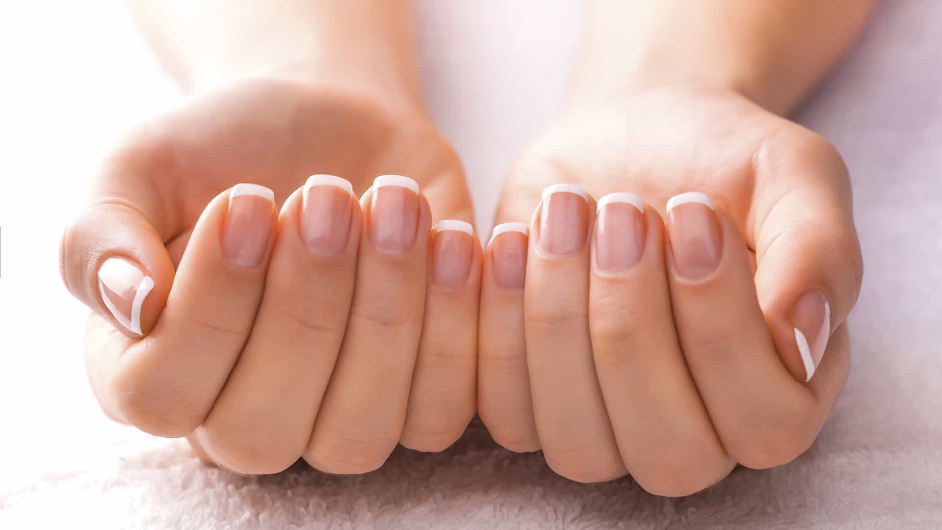 Uñas con iniciales Uñas con iniciales