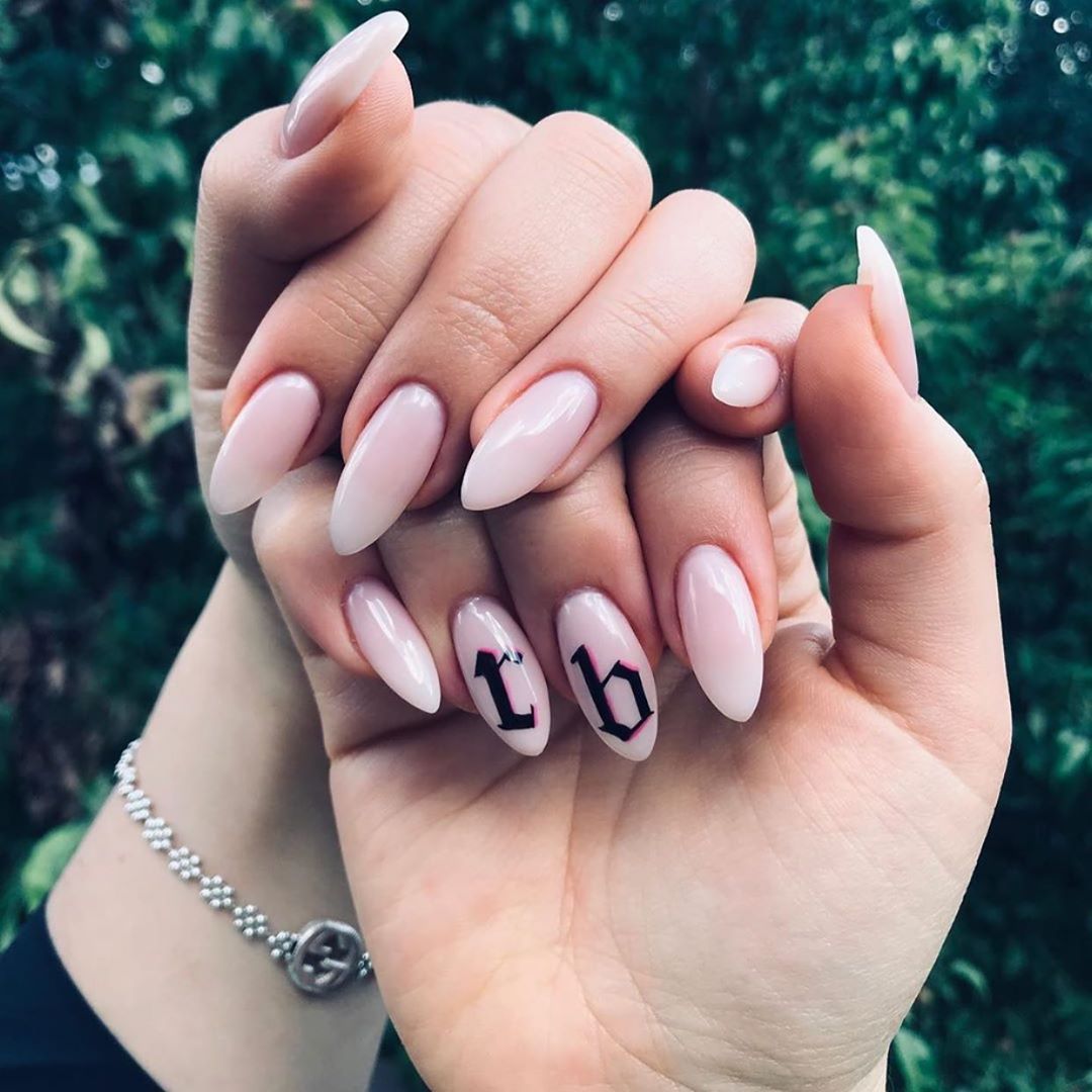 Uñas con iniciales Uñas con iniciales