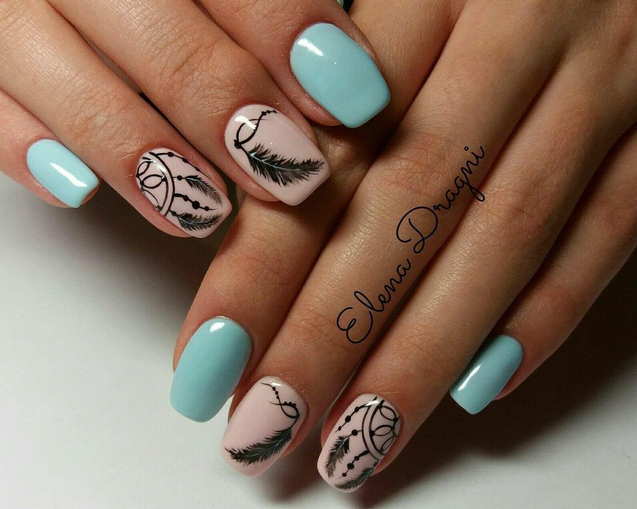 Uñas con plumas Uñas con plumas