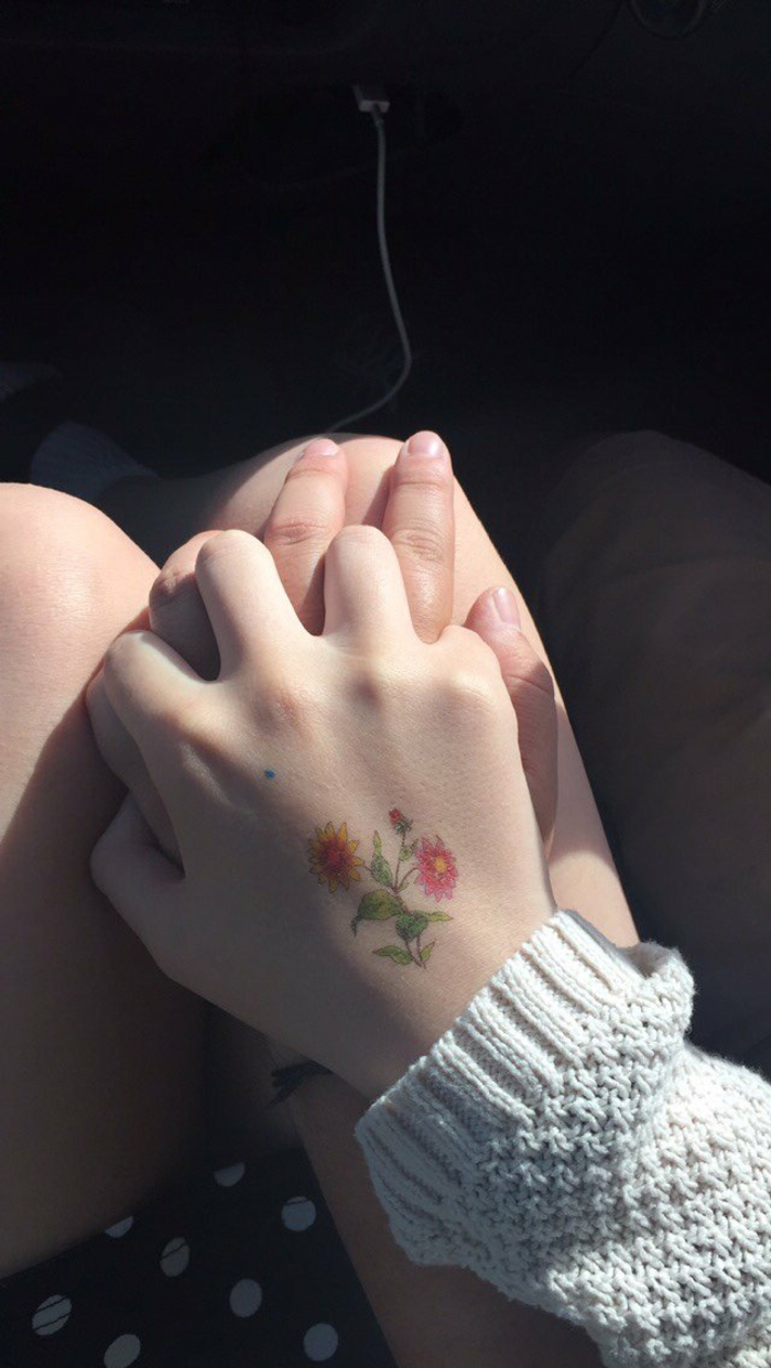 18 flores en manos