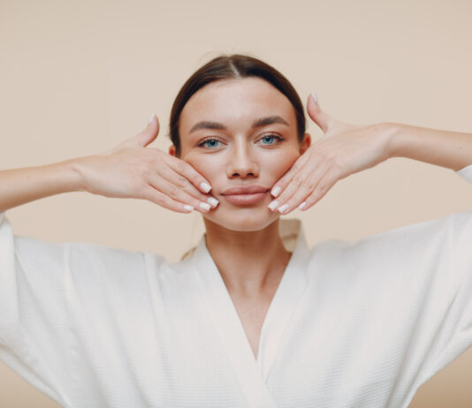 Ejercicios de Yoga facial que rejuvenecerá tu rostro Yoga facial